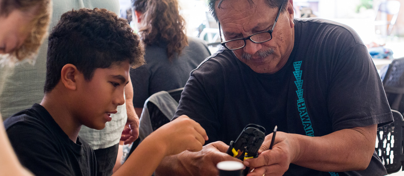 Dennis “Bumpy” Kanahele and his grandson Paiea Oleole-Kanahele participate in community network training hosted by the Internet Society in Pu‘uhonua o Waimānalo