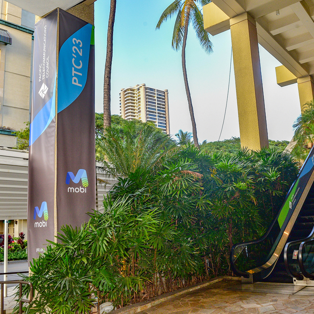 tapa-escalator-column-banner-tb tapa-escalator-column-banner-tb